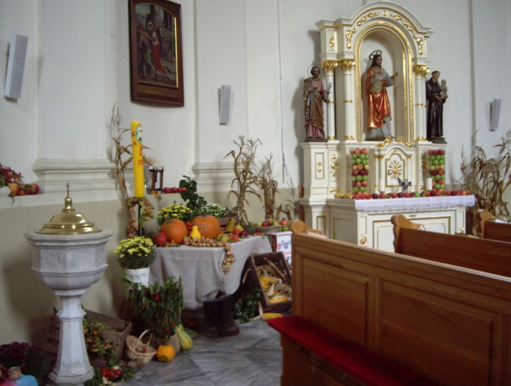 Dunajská Lužná - Poďakovanie za úrodu - krstiteľnica a bočný oltár